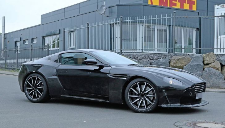 Torna la leggenda: Aston Martin Vantage 2018, primi test al Nurburgring - Foto 2 di 11