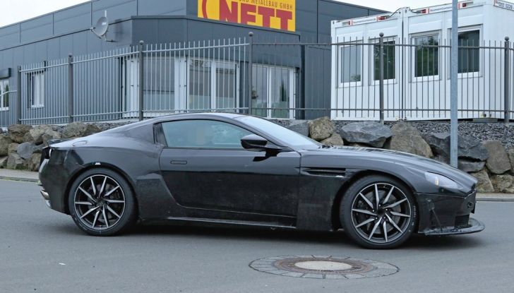 Torna la leggenda: Aston Martin Vantage 2018, primi test al Nurburgring - Foto 3 di 11