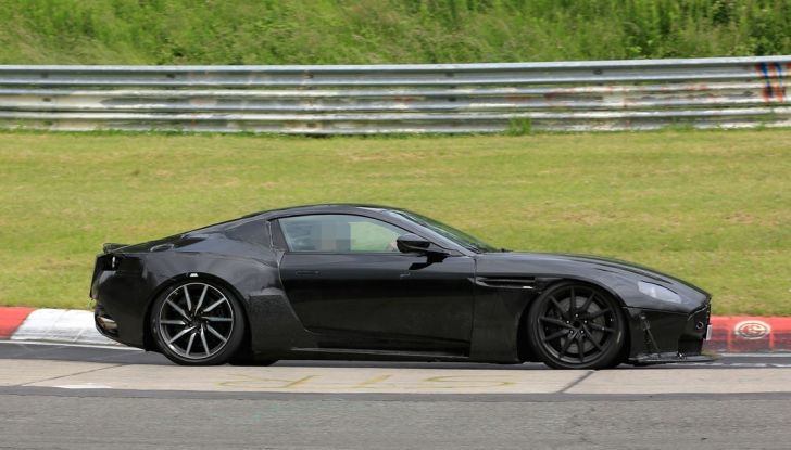 Torna la leggenda: Aston Martin Vantage 2018, primi test al Nurburgring - Foto 8 di 11