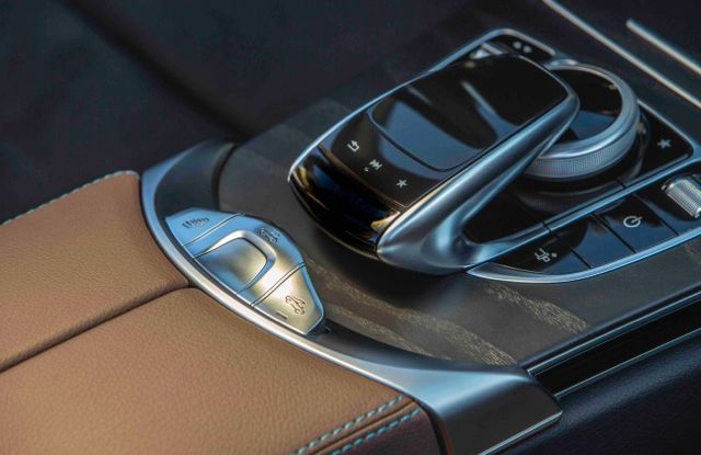 Nuova Mercedes Classe C Cabrio: prova su strada, motori, allestimenti e prezzi - Foto 3 di 11