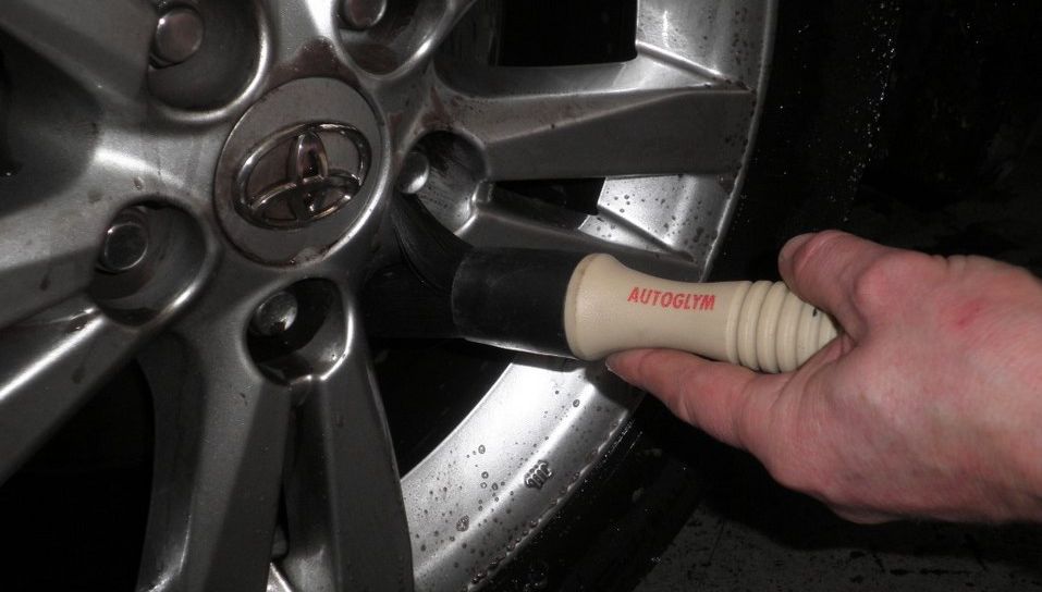 Come pulire i cerchi in lega dell'auto in poche e semplici mosse -  Infomotori