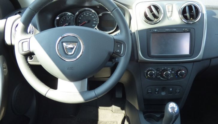 Dacia Sandero Stepway postazione guida prova su strada e prezzi (22)