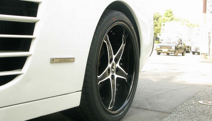 Ferrari Testarossa: cerchi da 19″ e super alettone per rovinare un mito! - Foto 5 di 6