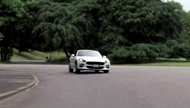Fiat 124 Spider, in movimento, vista anteriore laterale.