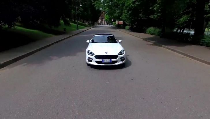 Fiat 124 Spider, in movimento ripresa frontalmente.