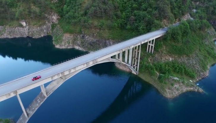 Fiat 124 Spider ripresa dall'alto in movimento su un ponte.