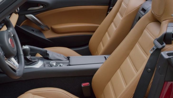 Fiat 124 Spider interno abitacolo.