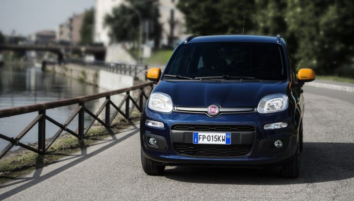 Fiat Panda frontale blu con specchietti arancioni.