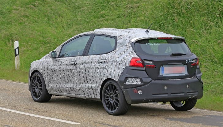Ford Fiesta ST 2017, foto spia, laterale posteriore.
