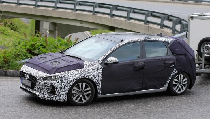 Hyundai i30: ecco le ultime foto spia della nuova generazione - Foto 1 di 8