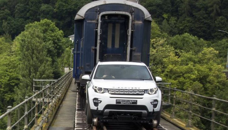 Land Rover Discovery Sport traina tre carrozze ferroviarie da 100 tonnellate - Foto 3 di 7