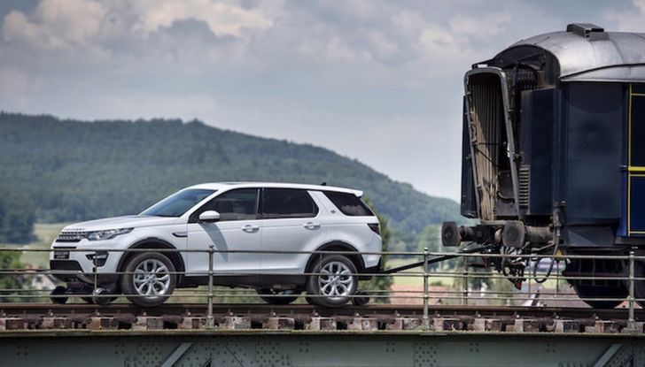 Land Rover Discovery Sport traina tre carrozze ferroviarie da 100 tonnellate - Foto 1 di 7