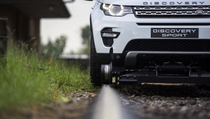 Land Rover Discovery Sport traina tre carrozze ferroviarie da 100 tonnellate - Foto 4 di 7