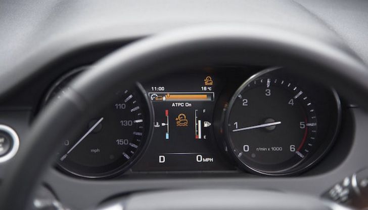 Land Rover Discovery Sport traina tre carrozze ferroviarie da 100 tonnellate - Foto 5 di 7