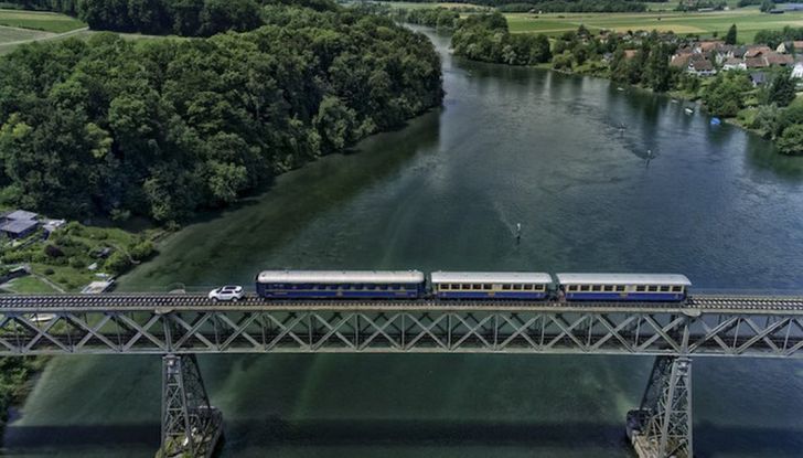 Land Rover Discovery Sport traina tre carrozze ferroviarie da 100 tonnellate - Foto 6 di 7