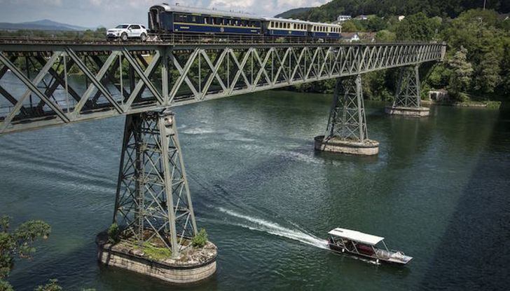Land Rover Discovery Sport traina tre carrozze ferroviarie da 100 tonnellate - Foto 7 di 7