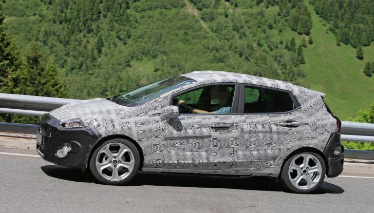 Nuova Ford Fiesta 2017,fiancata, spiata durante le prove su strada.