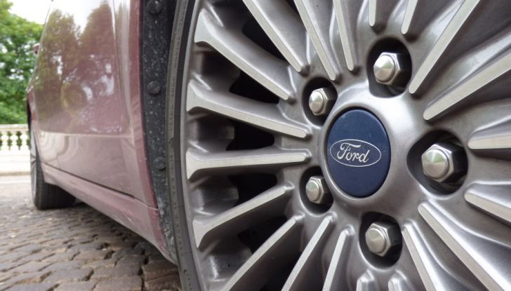Nuova Ford Mondeo Titanium 2.0 TDCi 180 CV prova su strada e prezzi, primo piano cerchio.