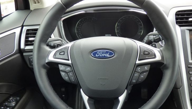 Nuova Ford Mondeo Titanium 2.0 TDCi 180 CV prova su strada e prezzi, volante.