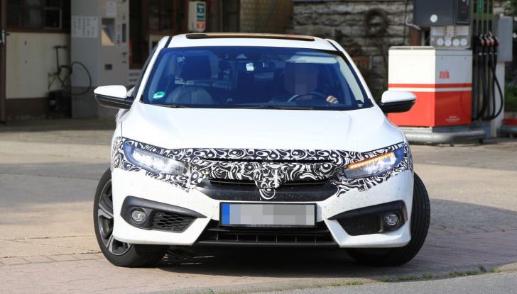 Nuova Honda Civic Sedan, foto spia, anteriore.