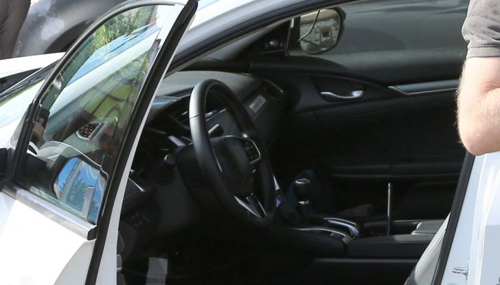 Nuova Honda Civic Sedan, foto spia porta aperta lato guida.