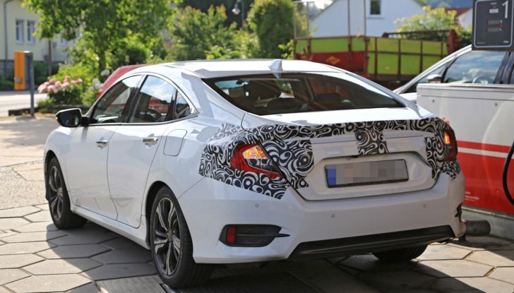 Nuova Honda Civic Sedan, foto spia, posteriore laterale.