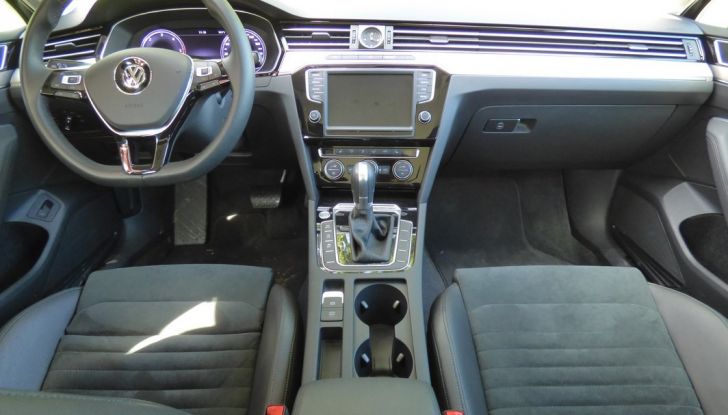 Volkswagen Passat Variant BiTdi da 240CV: la prova della wagon da corsa - Foto 10 di 29