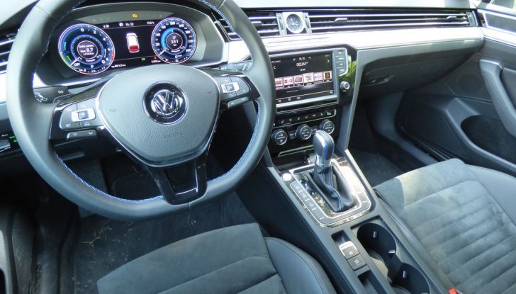 Volkswagen Passat GTE Variant: prova su strada e informazioni - Foto 28 di 30