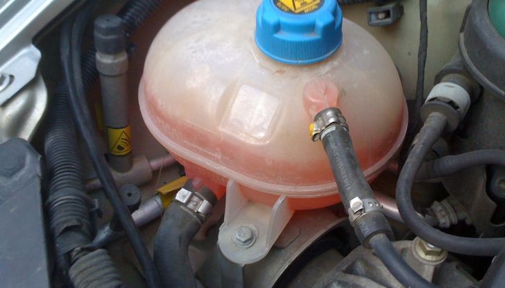 Come evitare che il motore dell’auto si surriscaldi: manutenzione del radiatore - Foto 4 di 7