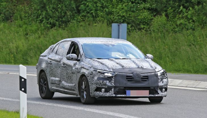 Renault Megane Sedan 2017: le foto spia del prototipo - Foto 1 di 10