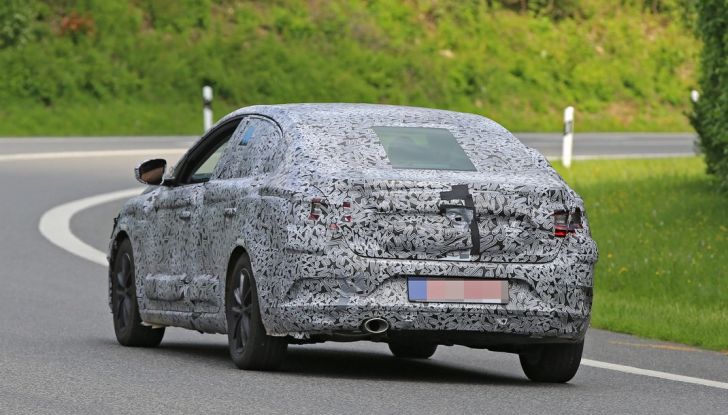Renault Megane Sedan 2017: le foto spia del prototipo - Foto 10 di 10