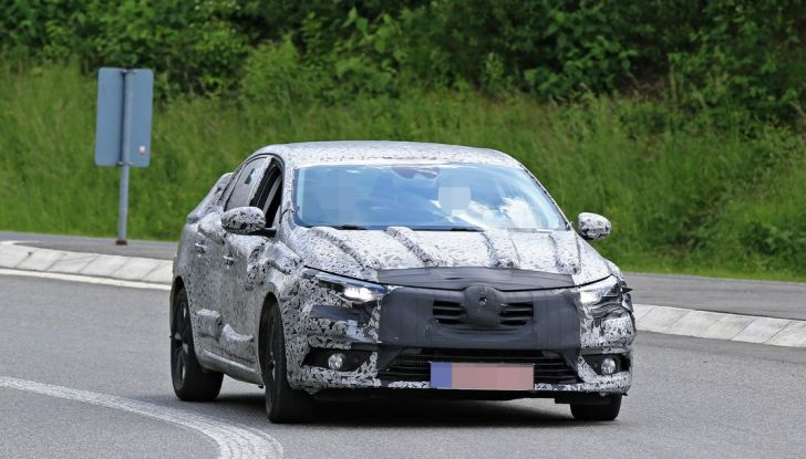 Renault Megane Sedan 2017: le foto spia del prototipo - Foto 2 di 10