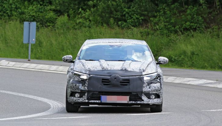 Renault Megane Sedan 2017: le foto spia del prototipo - Foto 3 di 10