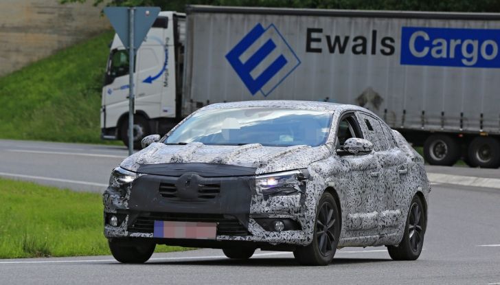 Renault Megane Sedan 2017: le foto spia del prototipo - Foto 4 di 10