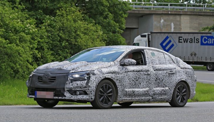 Renault Megane Sedan 2017: le foto spia del prototipo - Foto 5 di 10