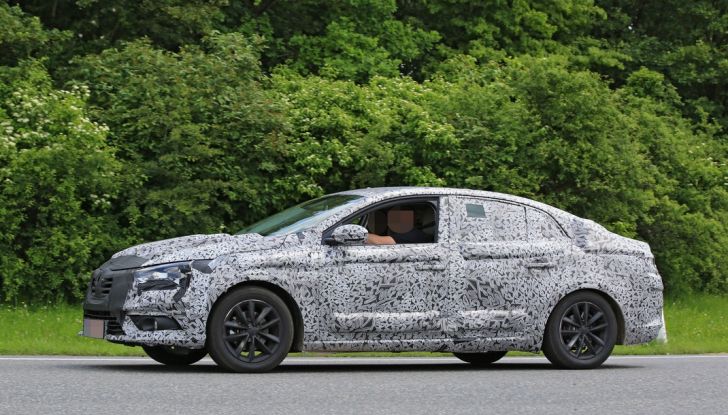 Renault Megane Sedan 2017: le foto spia del prototipo - Foto 6 di 10
