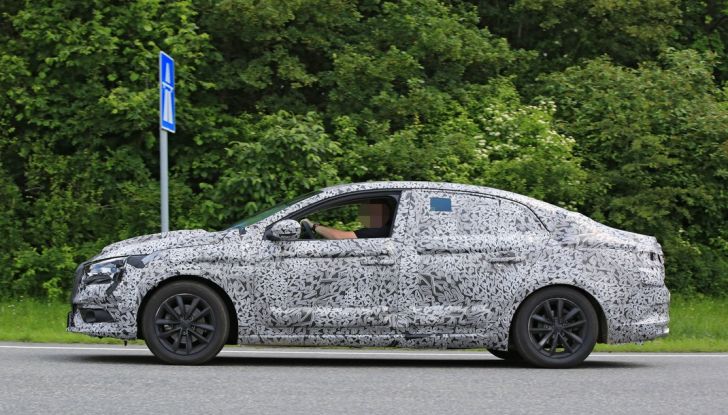 Renault Megane Sedan 2017: le foto spia del prototipo - Foto 7 di 10