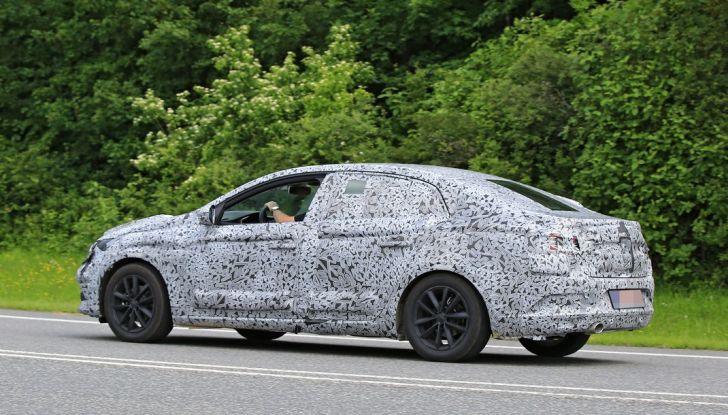 Renault Megane Sedan 2017: le foto spia del prototipo - Foto 8 di 10
