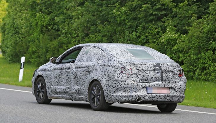 Renault Megane Sedan 2017: le foto spia del prototipo - Foto 9 di 10