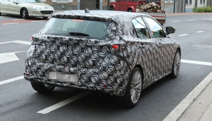 Toyota Auris, prime foto spia della nuova generazione - Foto 5 di 7