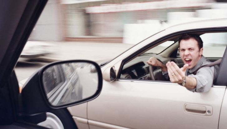 Parcheggiare troppo vicino a un’auto può essere reato di violenza privata - Foto 2 di 8