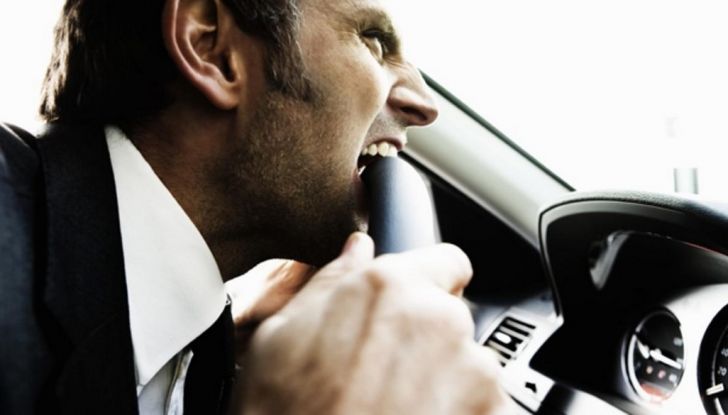 Parcheggiare troppo vicino a un’auto può essere reato di violenza privata - Foto 6 di 8