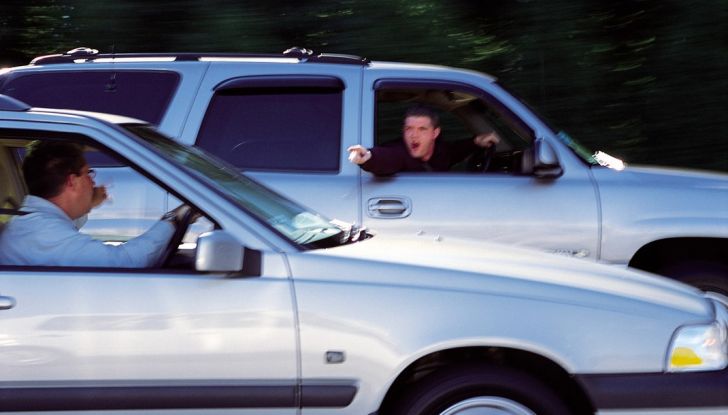 Parcheggiare troppo vicino a un’auto può essere reato di violenza privata - Foto 8 di 8