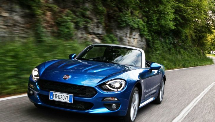 Fiat 124 spider vista 3/4 anteriore in movimento