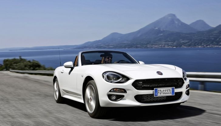 Fiat 124 spider vista 3/4 frontale destro in movimento