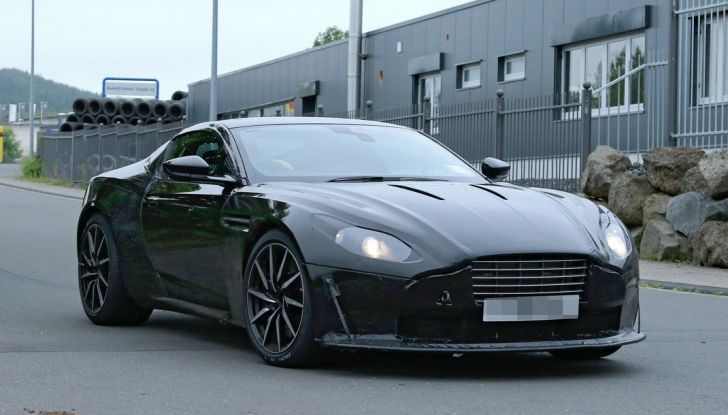 Aston Martin Vanquish S 2017, le prime foto al Nurburgring - Foto 1 di 11