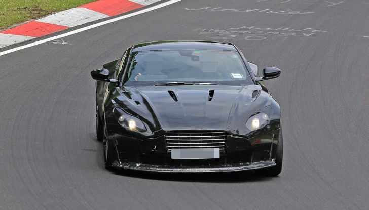 Aston Martin Vanquish S 2017, le prime foto al Nurburgring - Foto 6 di 11