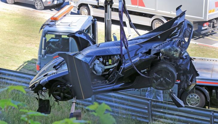 Koenigsegg One:1, ecco le foto spia dell’incidente al Nurburgring - Foto 18 di 25