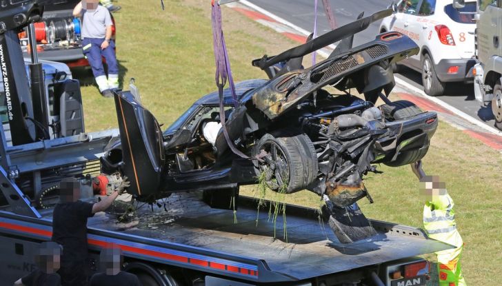Koenigsegg One:1, ecco le foto spia dell’incidente al Nurburgring - Foto 24 di 25