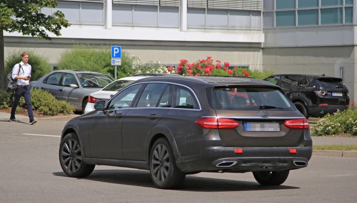Mercedes Benz Classe E All Terrain: le prime foto spia - Foto 12 di 21